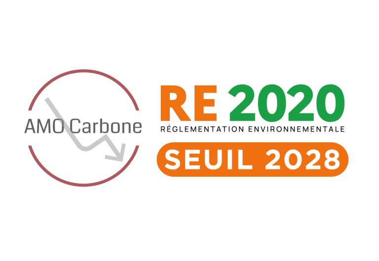 AMO Carbone sur RE2020 seuil 2028 Logos de la mission d'AMO Carbone et du seuil 2028 de la réglementation RE2020